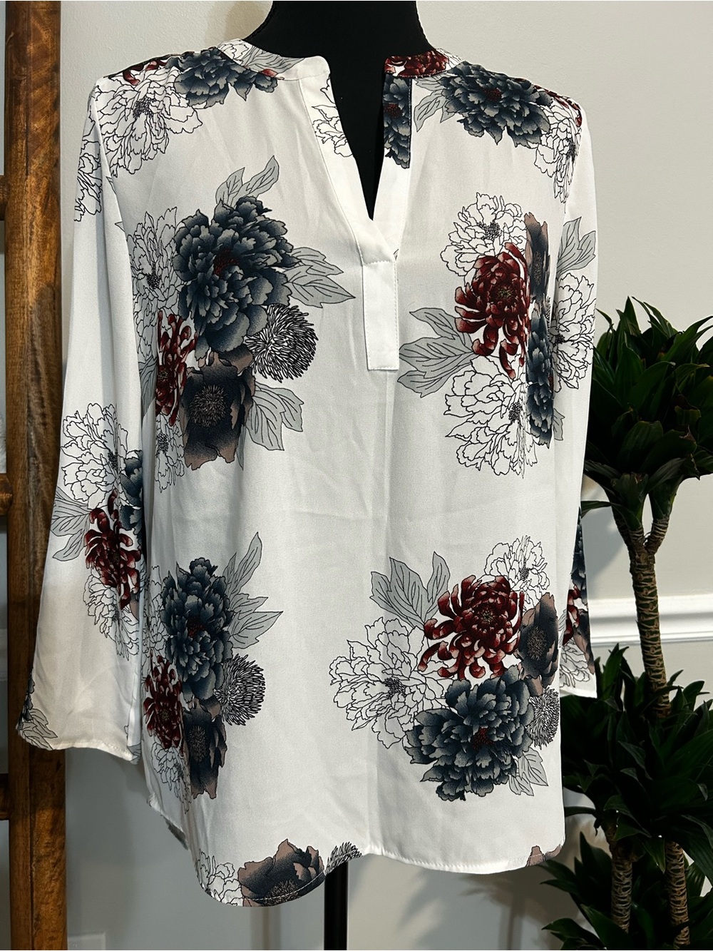 Daniel Rainn White Floral Split-Neck Tunic with Red and Gray Blooms Size Small